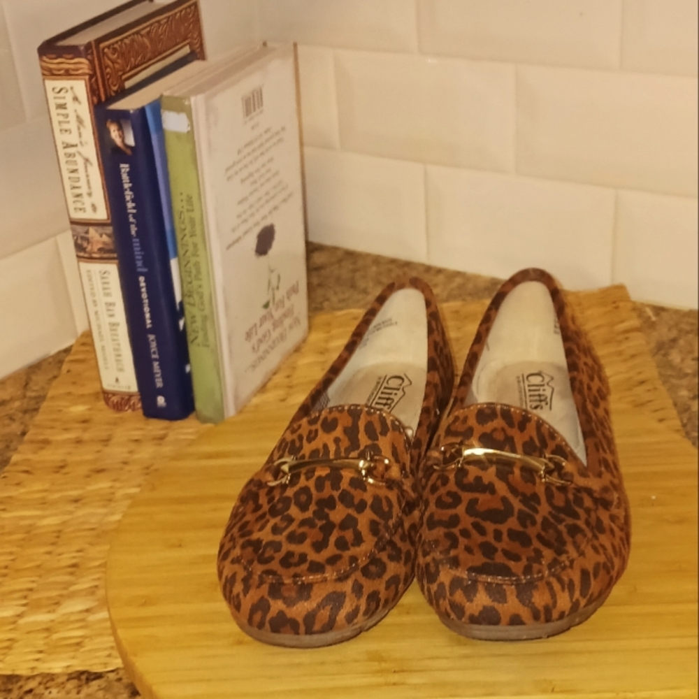 Cliffs by White Mountain Women's Leopard Print Flats Size 7W